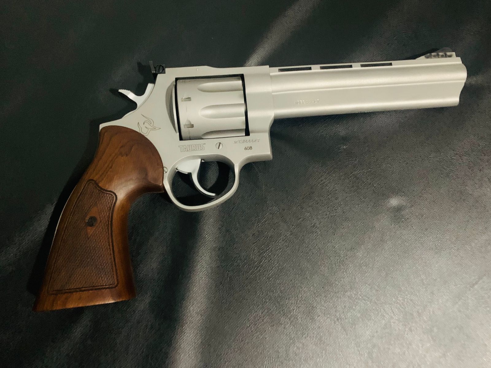 Revólver Taurus RT 608 .357 MAG – Inox – 8 tiros