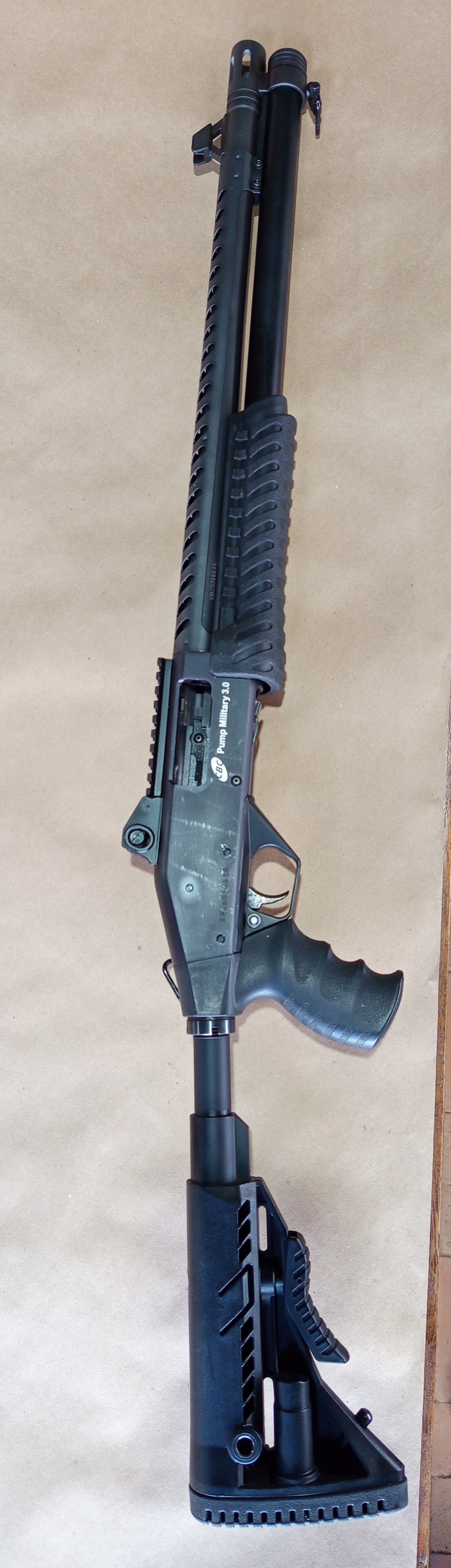 Espingarda CBC 12 Pump Military com acessórios 