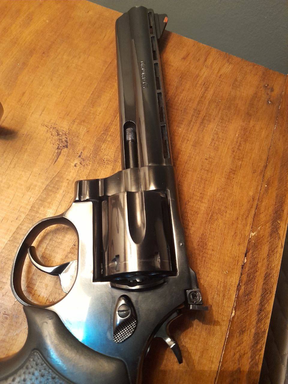 Revolver, 38. Quero 5K livres de digital. Não precisa de registro. Quero que ela saia rápido de minhas mãos.