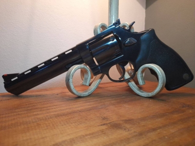 Revolver, 38. Quero 5K livres de digital. Não precisa de registro. Quero que ela saia rápido de minhas mãos.