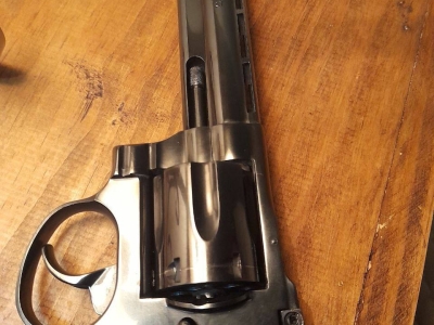 Revolver, 38. Quero 5K livres de digital. Não precisa de registro. Quero que ela saia rápido de minhas mãos.